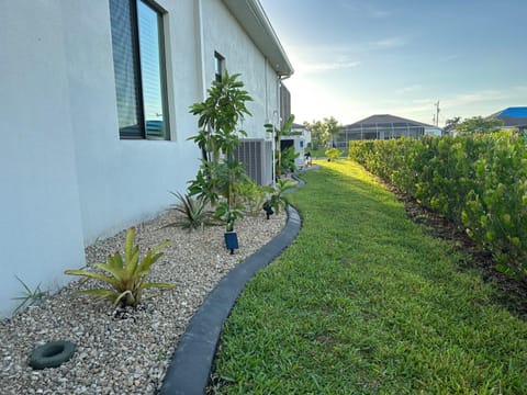 Villa Mangifera with Salt Water Pool & Spa, EV-Loading Villa in Cape Coral