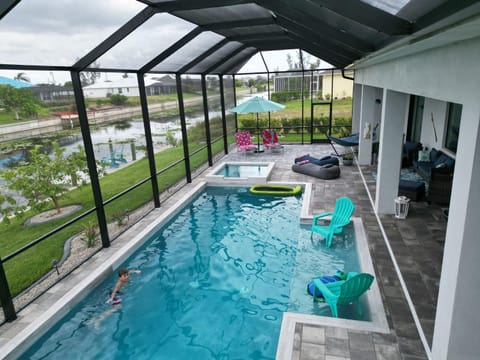 Villa Mangifera with Salt Water Pool & Spa, EV-Loading Chalet in Cape Coral