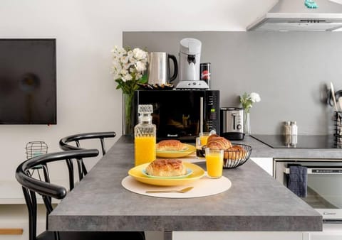 Coffee/tea facilities, Kitchen or kitchenette, Food and drinks, Dining area, minibar, toaster