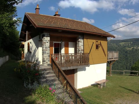 Charmant chalet de montagne avec terrasse et vue imprenable - FR-1-589-72 House in La Bresse