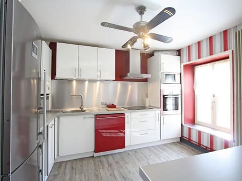 Appartement Confortable à Remiremont, Proche Centre et Commerces, Garage et Wifi Inclus - FR-1-589-132 Apartment in Vosges