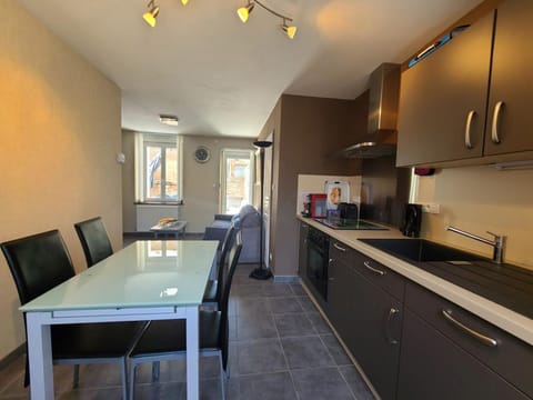 Charmant T2 rénové avec cour privée - centre d'Épinal, proche gare et commodités - FR-1-589-265 Apartment in Vosges