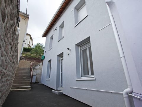 Charmant T2 rénové avec cour privée - centre d'Épinal, proche gare et commodités - FR-1-589-265 Apartment in Vosges