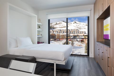 Bedroom, Mountain view