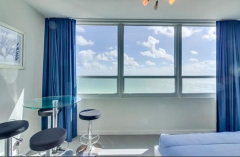 Oceanview studio on beach with pool, gym, bars, and FREE Parking Haus in Miami Beach