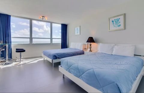 Oceanview studio on beach with pool, gym, bars, and FREE Parking Casa in Miami Beach