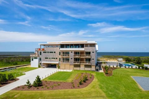 New Modern Waterfront Home w Saltwater Pool Villa in Outer Banks