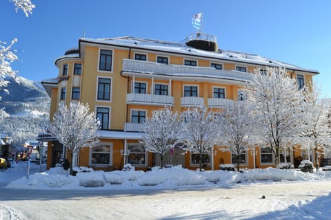 Property building, Facade/entrance, Winter