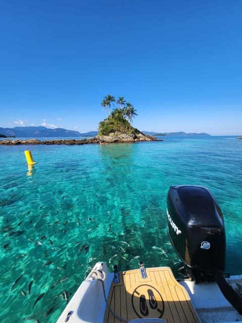 Passeios de lancha em Angra dos Reis Docked boat in Angra dos Reis