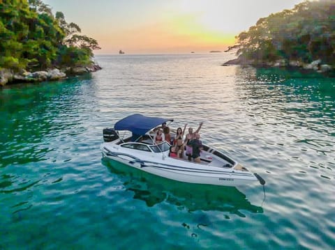 Passeios de lancha em Angra dos Reis Docked boat in Angra dos Reis