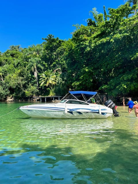 Passeios de lancha em Angra dos Reis Docked boat in Angra dos Reis