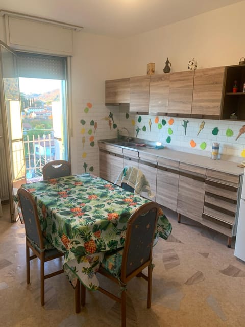Kitchen or kitchenette, Dining area, Communal kitchen