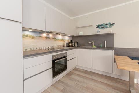 Kitchen or kitchenette, dishwasher, stove