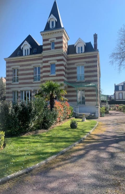 Cosy appartement dans une villa avec piscine, proche du centre et de la mer Apartment in Cabourg