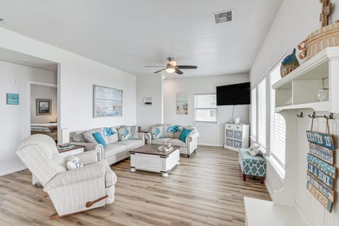 Beachfront Retreat with 2 Decks, Patio and Views! House in Surfside Beach