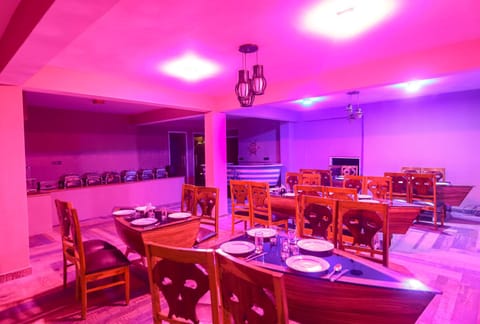 Hotel Smugglers Mountain View - central heated & air Cooled Hotel in Manali