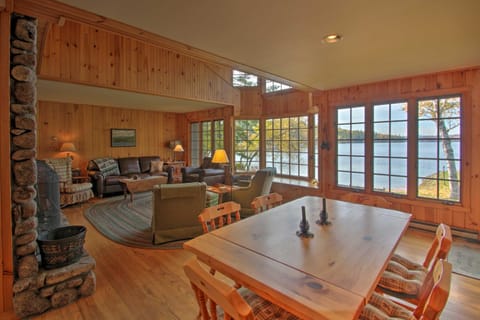 Peaceful Lakefront Escape with Deck and Kayaks! Casa in Lovell