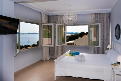 TV and multimedia, Photo of the whole room, Decorative detail, Bedroom, Sea view