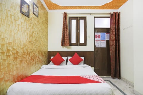 OYO Hotel Royal Palace Hotel in Noida