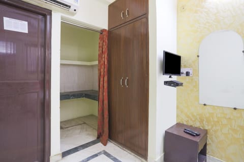 OYO Hotel Royal Palace Hotel in Noida