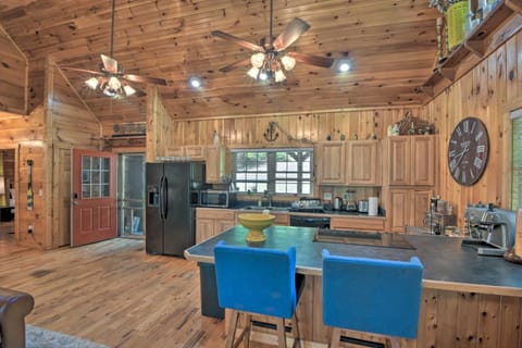 Lovely Lake Hartwell Retreat Dock, Deck and Grill! House in Lake Hartwell