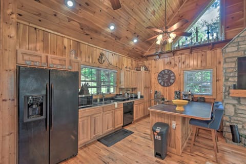 Lovely Lake Hartwell Retreat Dock, Deck and Grill! House in Lake Hartwell