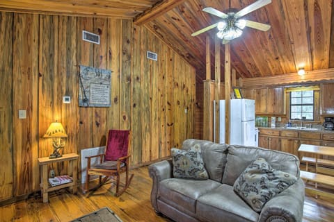 Timber Brooke Cabin Hot Tub and Central Location! House in Broken Bow