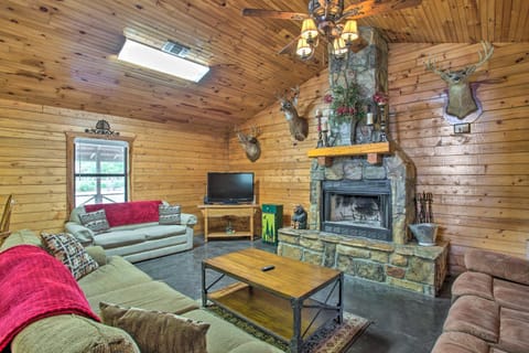 Peaceful Pet-Friendly Retreat with Private Hot Tub! House in Broken Bow