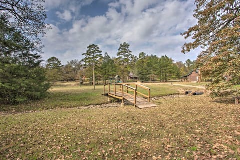 Peaceful Pet-Friendly Retreat with Private Hot Tub! House in Broken Bow