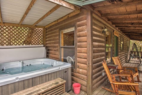 Cozy Cabin with Hot Tub 5 Miles to Broken Bow Lake! House in Broken Bow