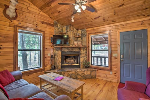 Cozy Cabin with Hot Tub 5 Miles to Broken Bow Lake! House in Broken Bow
