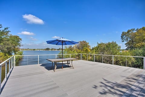 Lakefront Living Private Dock, Deck, and Game Room! Casa in Granbury