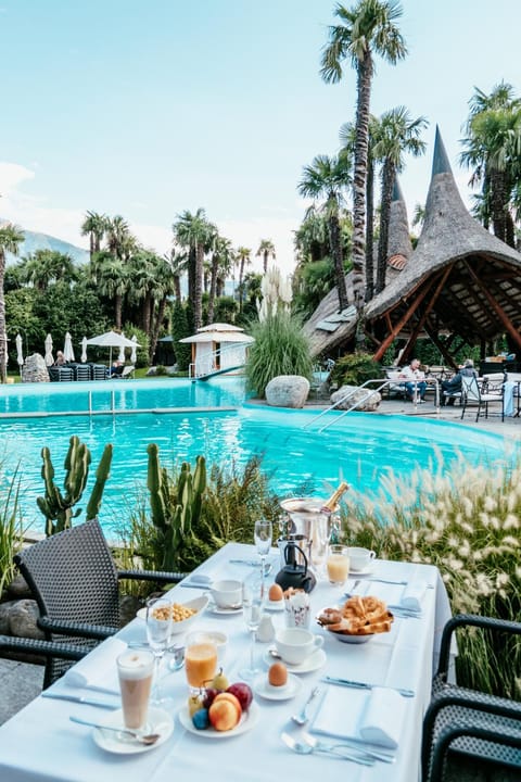 Swimming pool, Breakfast