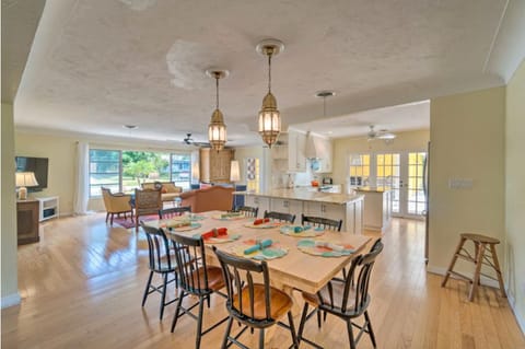 Family Retreat with Pool, Games, Dock, Fishing, Golf home House in Sarasota