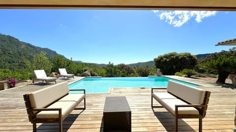 Villa de caractère en pierre avec piscine et vue mer et montagne Villa in Zonza