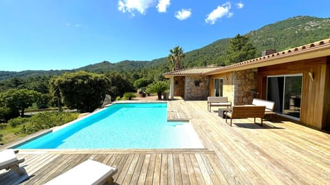 Villa de caractère en pierre avec piscine et vue mer et montagne Villa in Zonza