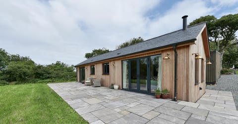 Property building, Patio, Facade/entrance, Garden