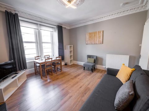 New Superhost Listing: Bright flat nr. University Apartment in Dundee