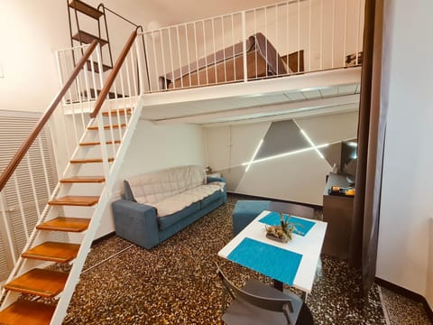 Restaurant/places to eat, View (from property/room), Living room, Seating area, City view, Breakfast