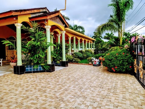 Property building, Day, Garden, Garden, Garden view