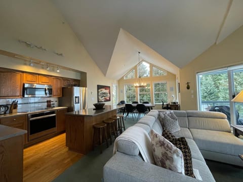 Top Floor Suite with Mountain Views by Harmony Whistler House in Whistler