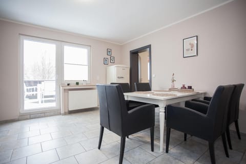 Dining area, kitchen