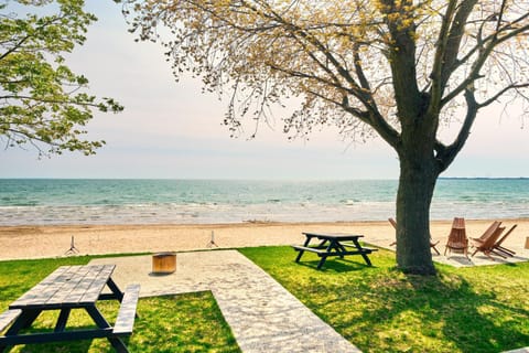 TheLongBeachResort - Beachfront Cottages & Townhouse Suites Condo in Lake Erie