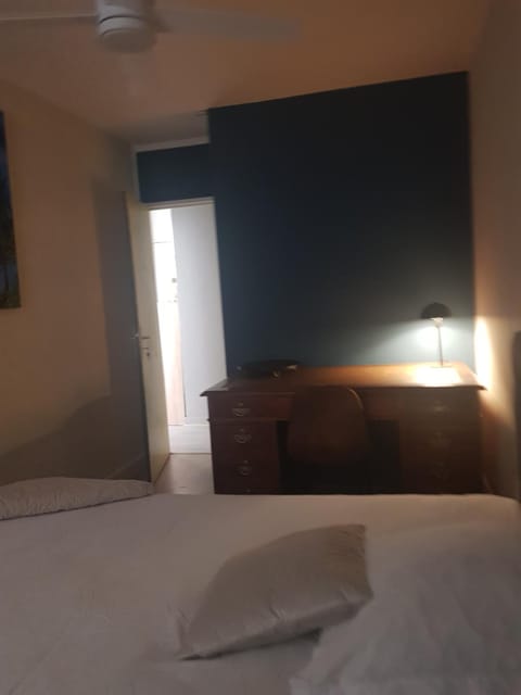 Chambre spacieuse dressing WC et SDB communes Vacation rental in Nimes