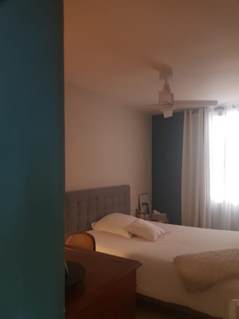 Chambre spacieuse dressing WC et SDB communes Vacation rental in Nimes