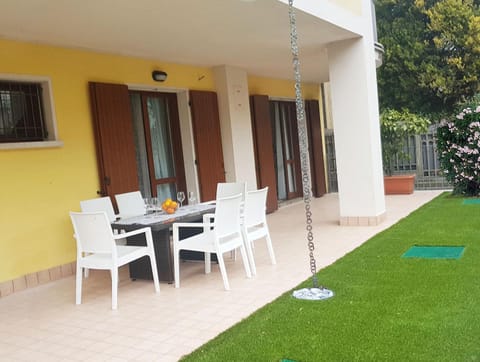 Facade/entrance, Garden, Balcony/Terrace