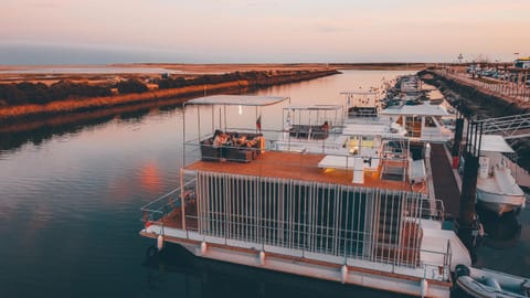 Restaurant/places to eat, Natural landscape, Place of worship, River view, Sea view, Sunset, Parking, ATM