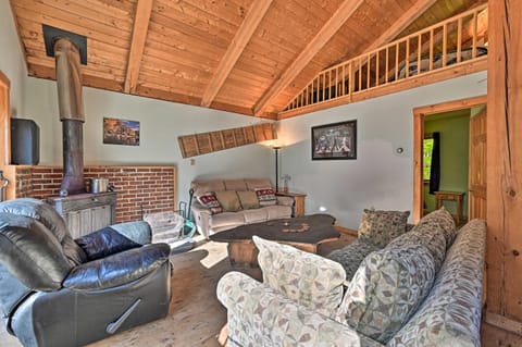 Remote Cabin with Fire Pit 3 Miles to Stowe Mtn! Haus in Morristown