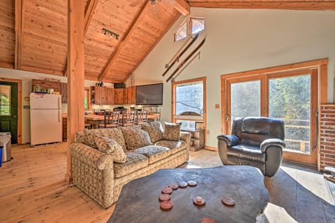 Remote Cabin with Fire Pit 3 Miles to Stowe Mtn! Haus in Morristown