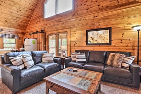 Homey Sevierville Cabin with Deck Near Pigeon Forge! Haus in Sevierville